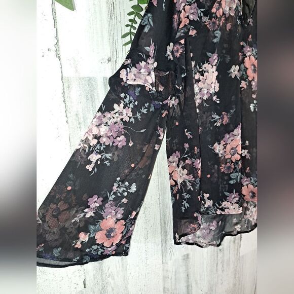 Iris Blouse  - Picture 2 of 8